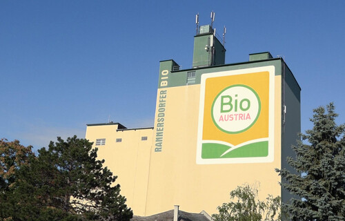 Bio Austria Logo auf Außenwand einer Biomühle | © Land schafft Leben
