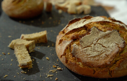 Bemehlter Schwarzbrotlaib | © Land schafft Leben