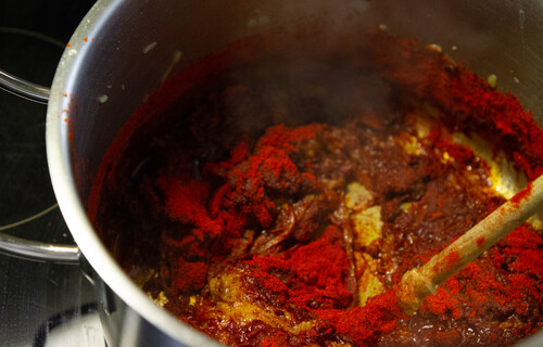 Gulasch paprizieren | © Land schafft Leben, (2020) Gulasch paprizieren | © Land schafft Leben, (2020)