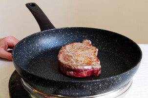 Steak in schwarzer Pfanne anbraten | © Land schafft Leben