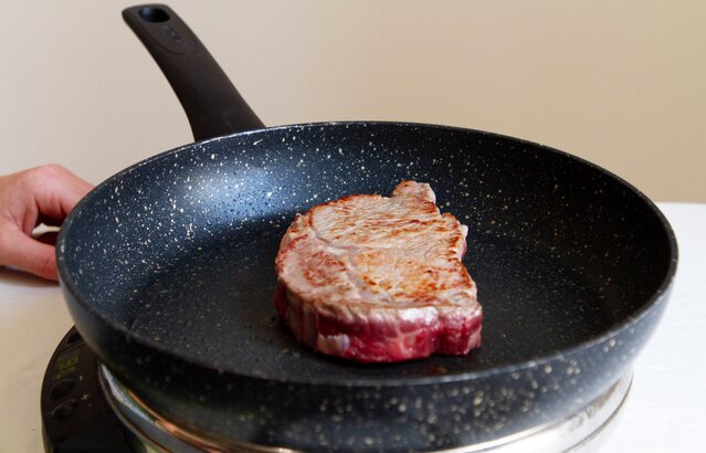 Steak in schwarzer Pfanne anbraten | © Land schafft Leben