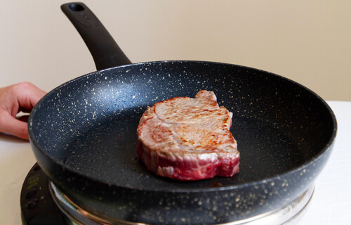 Steak in schwarzer Pfanne anbraten | © Land schafft Leben
