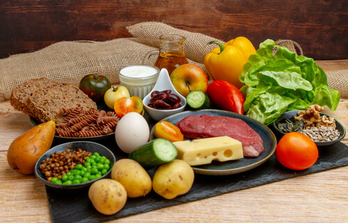 Viele verschiedene Lebensmittel auf Tisch | © Land schafft Leben