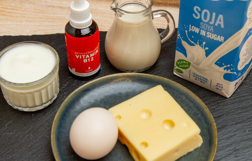 Ei, Käse, Milch auf Tisch | © Land schafft Leben