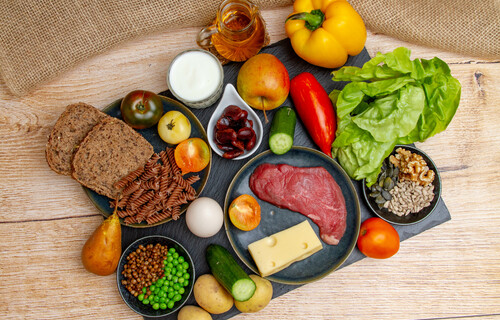 Planetary Health Diet | © Land schafft Leben viele Lebensmittel von oben auf Tisch | © Land schafft Leben
