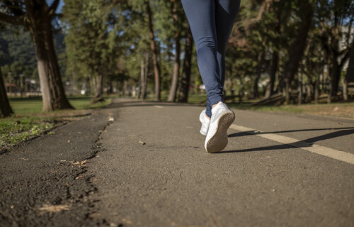 Laufschuhe auf der Straße eines Läufers | © Pixabay