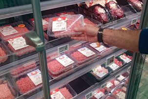 Verschiedene Rindfleischprodukte im Kühlregal | © Land schafft Leben
