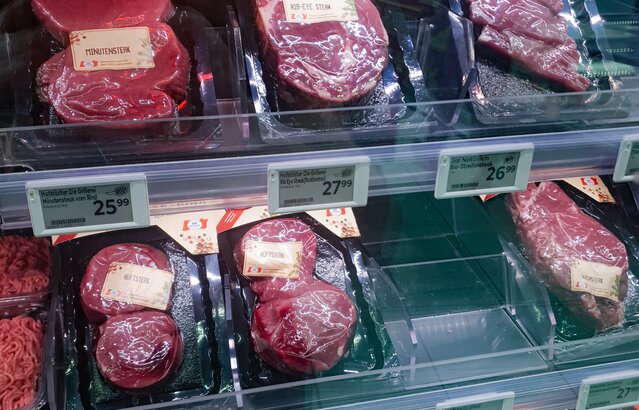 Abgepacktes Rindfleisch im Kühlregal | © Land schafft Leben