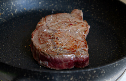 Rind Steak in Pfanne anbraten | © Land schafft Leben Angebratenes Rindersteak in schwarzer Pfanne | © Land schafft Leben