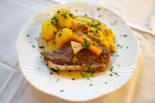 Gericht Tafelspitz mit Kartoffeln und Semmelkren auf Teller | © Land schafft Leben