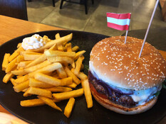 Burger mit Pommes auf Teller | © Land schafft Leben