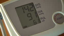 Blutdruckwert auf Blutdruckmessgerät | © Land schafft Leben 