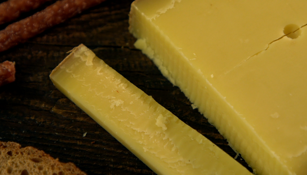 Aufgeschnittener Käse | © Land schafft Leben