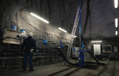 Arbeiter vor Bohrlochsonde  | © Salinen Austria AG