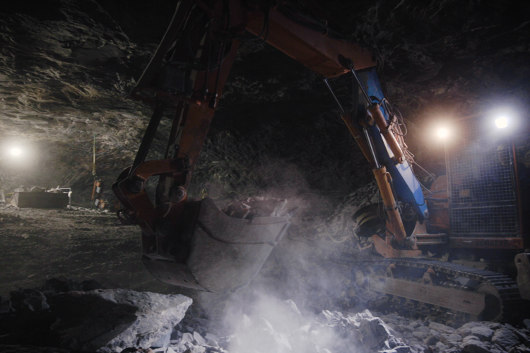 Bagger in Höhle bei Salzabbau | © Salinen Austria AG 