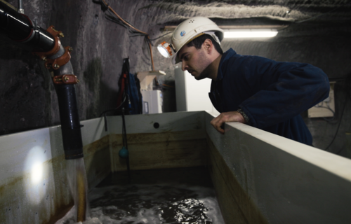 Wasser zur Salzlösung | © Salinen Austria AG Arbeiter vor Wanne mit Salzlösung | © Salinen Austria AG