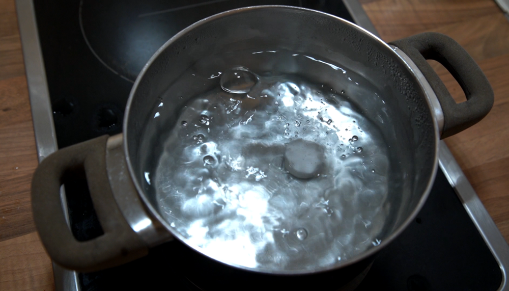 Kochendes Wasser mit Salztablette | © Land schafft Leben