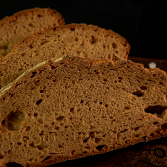 Drei Scheiben Brot übereinander gelegt | © Land schafft Leben