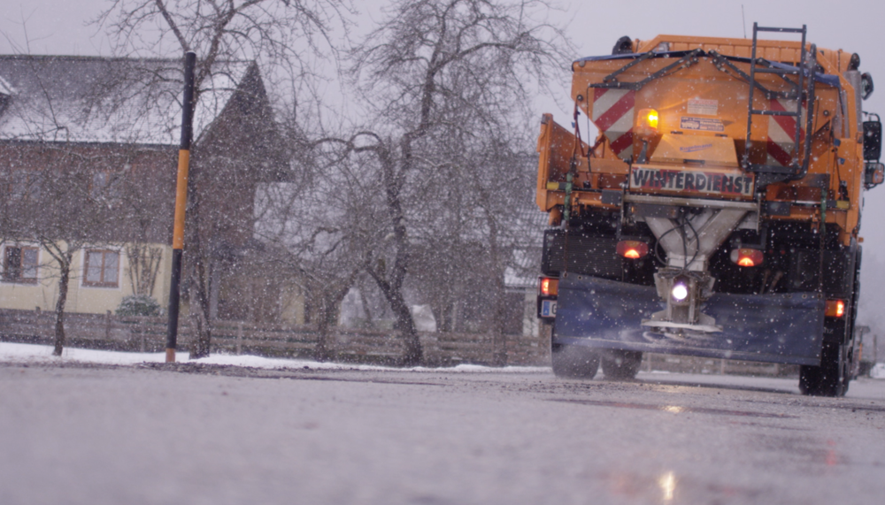 Streufahrzeug im Einsatz von hinten | © Salinen Austria AG 