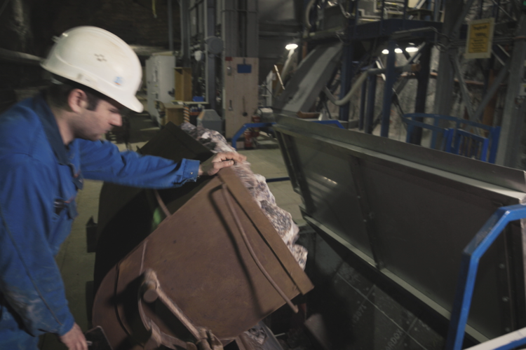 Arbeiter zerkleinert Salz mit Beckenbrecher | © Salinen Austria AG 