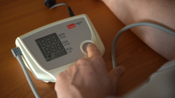 Person misst Blutdruck mit Blutdruckmessgerät | © Land schafft Leben