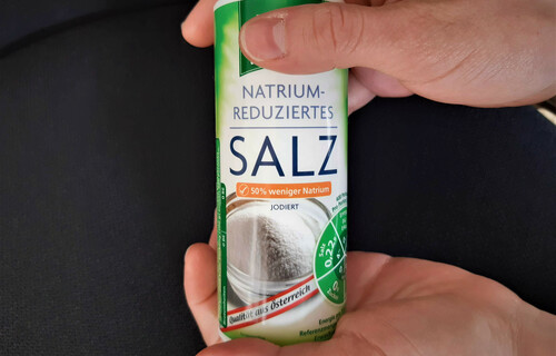 Weißgrüne Dose natriumreduziertes Salz | © Land schafft Leben
