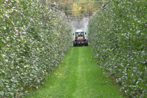 Traktor düngt Feld | © Land schafft Leben