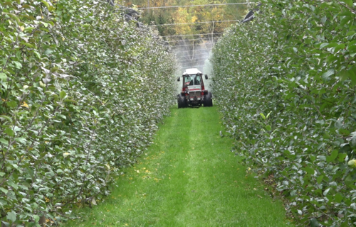 Traktor düngt Feld | © Land schafft Leben