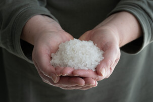 Salz in den Händen  | © Land schafft Leben 