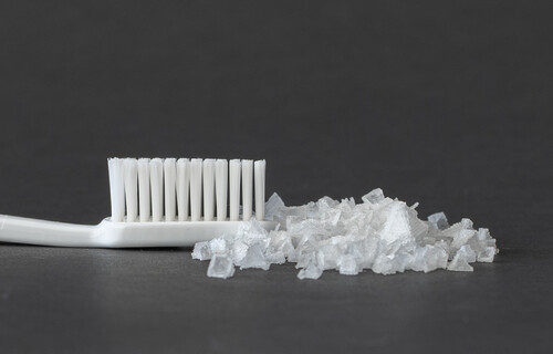 Eine Zahnbürste mit Salz  | © Land schafft Leben 