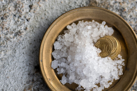 Münzen, die in Salz liegen, Salzpreis | © Land schafft Leben 