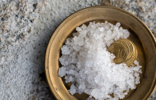Münzen, die in Salz liegen, Salzpreis | © Land schafft Leben 