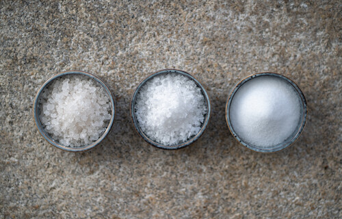 Schüsseln mit grobem, feineren und feinem Salz | © Land schafft Leben 