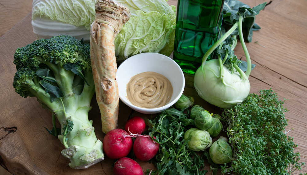 verschiedenes Gemüse aus der Familie der Kreuzblütler, Brokkoli, Kren, Senf, Radieschen, Rucola, Kohlsprossen, Kresse, Chinakohl, Kohlrabi | © Land schafft Leben