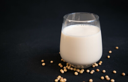 Sojadrink | © Land schafft Leben ein Glas Sojadrink vor einem schwarzen Hintergrund | © Land schafft Leben