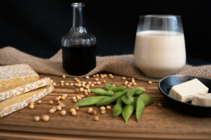 unterschiedliche Sojaprodukte wie Tempeh, Sojasauce, Tofu, Edamame und Sojadrink | © Land schafft Leben