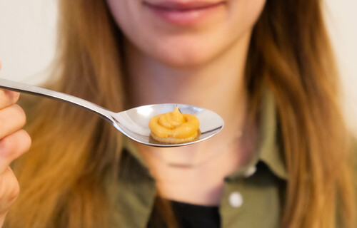 Miso | © Land schafft Leben Frau hält vor ihrem Gesicht einen Löffel mit etwas Miso darauf | © Land schafft Leben