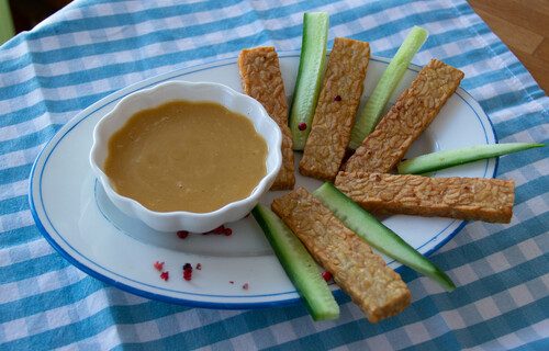 Tempeh | © Land schafft Leben Tempeh und Gurkenscheiben mit einem Dip auf einem Teller | © Land schafft Leben