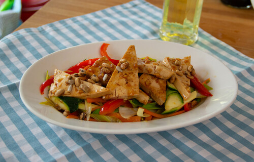 Tofugericht | © Land schafft Leben angebratenes Gemüse mit Tofu in einer Sauce | © Land schafft Leben