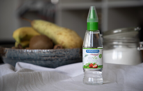 Stevia | © Land schafft Leben Flasche Stevia auf Tisch | © Land schafft Leben