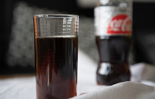 Glas mit Coca Cola Light vor Flasche Coca Cola Light | © Land schafft Leben