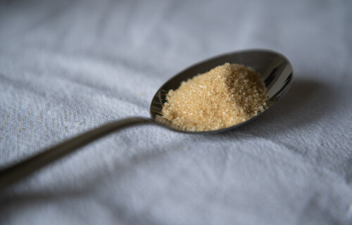 Löffel mit braunem Zucker | © Land schafft Leben