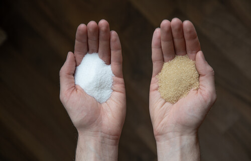 Brauner weißer Zucker | © Land schafft Leben Linke Hand mit weißem Zucker und rechte Hand mit braunem Zucker | © Land schafft Leben