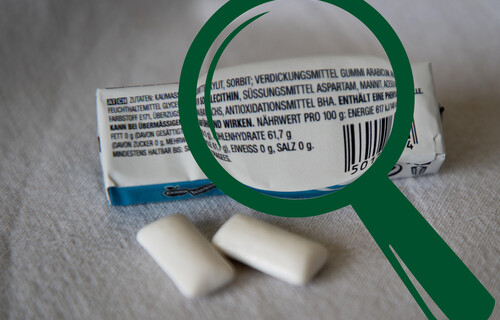 Zucker mit Lupe | © Land schafft Leben Lupe vergrößert Inhaltsstoffe auf Kaugummiverpackung | © Land schafft Leben