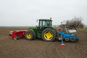 Traktor mit Gerät auf Feld | © Land schafft Leben
