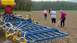 Gerät und Arbeiter auf Zuckerrübenfeld | © Land schafft Leben