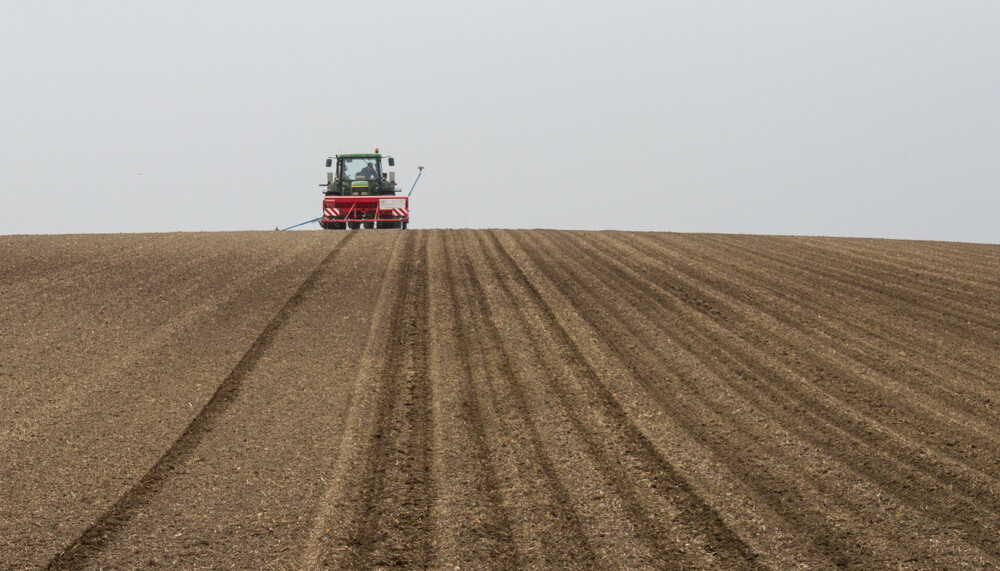 Traktor auf Feld | © Land schafft Leben