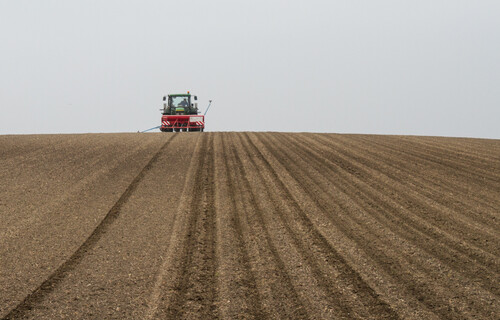 Traktor auf Feld | © Land schafft Leben