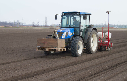 Traktor fährt auf Feld | © Land schafft Leben