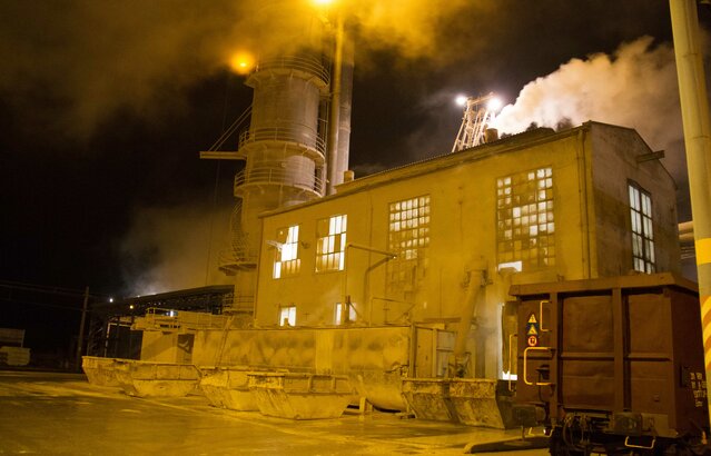 Zuckerfabrik bei Nacht von außen | © Land schafft Leben